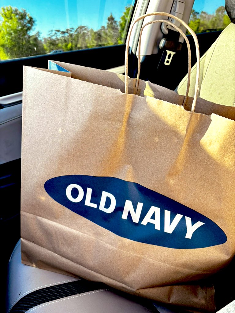 Happy Friday!!! 

Who knew that stepping outside for some fresh air could come with a price tag? Y’all better leave your wallet at home or else you’ll end up paying cover charges for exploring the nature. 😂😂😂