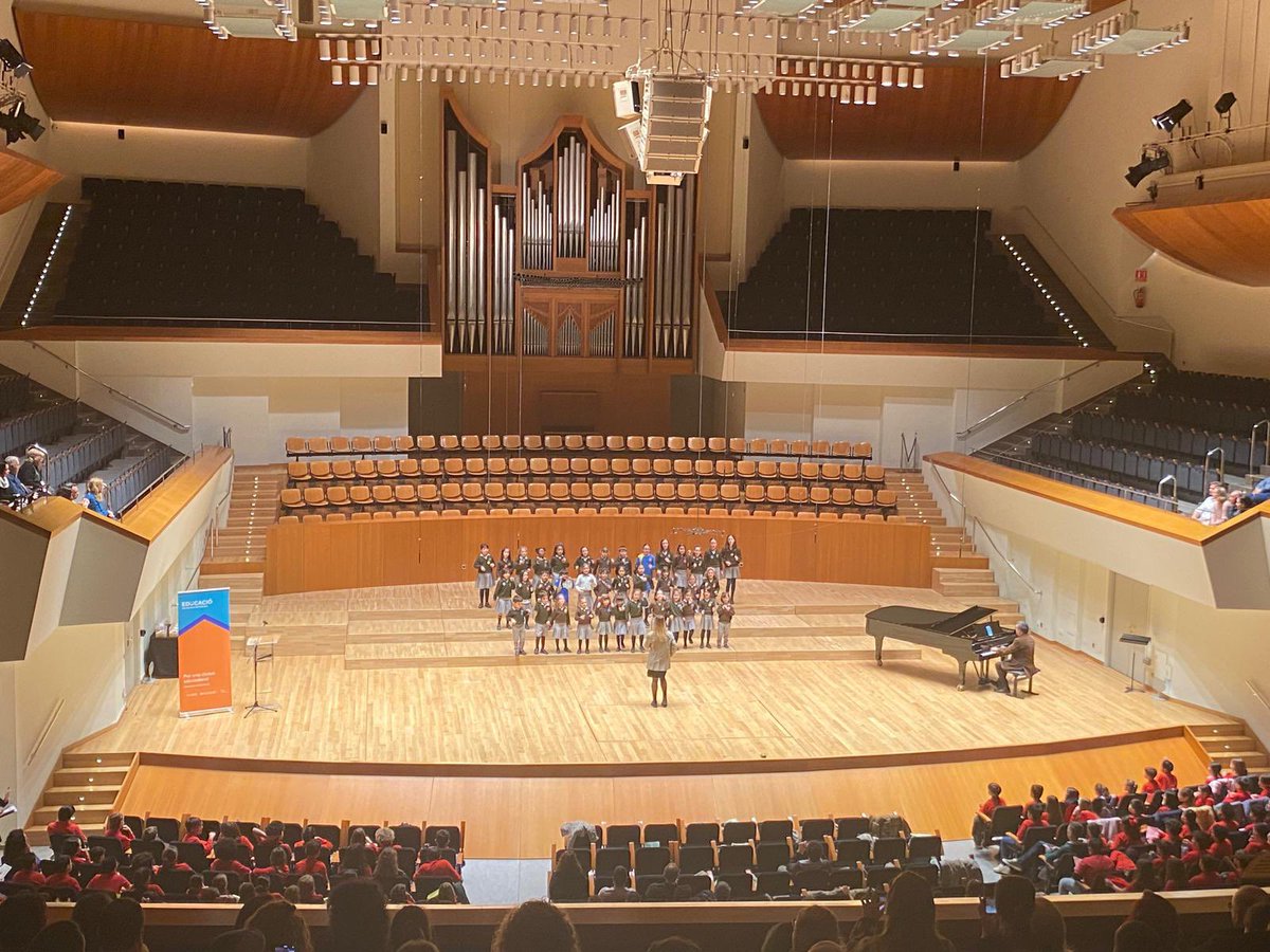 elmusicjr's tweet photo. Hoy hemos vivido un día grande en el @palaumusicavlc el Encuentro de coros escolares vuelve a su casa al #palaudelamusica. Hoy ha sido un gran día, muchos de los coros de los colegios de nuestra ciudad hemos participado, entre ellos mi cole @c_e_marni . Y con dos super regalos…. https://t.co/mruN1CZLhH
