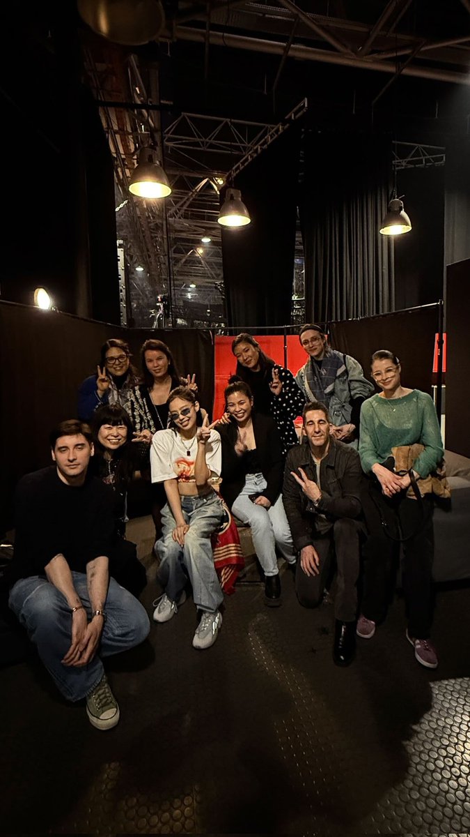 portaljennie__'s tweet image. Jennie com o time da Chanel durante os bastidores do THE RUBY EXPERIENCE hoje em Paris.

JENNIE NOTRE RUBY 
#RubyExperienceParis