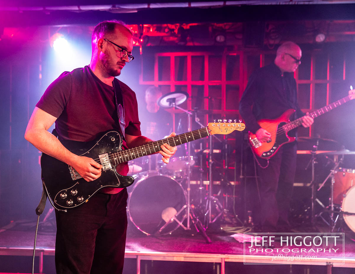 Cap doffed to <a href="/BlueOrchids4/">Blue Orchids</a>' top chap Phil Lewis, live dep for <a href="/GreenwayPeter/">Peter Greenway</a> with <a href="/fallcontinuum/">HOUSE Of ALL</a>.  Snapped live in Leicester last Sunday.  #houseofall #fallfriday #houseofallfriday #livemusic #gigphotography #livemusicphotography