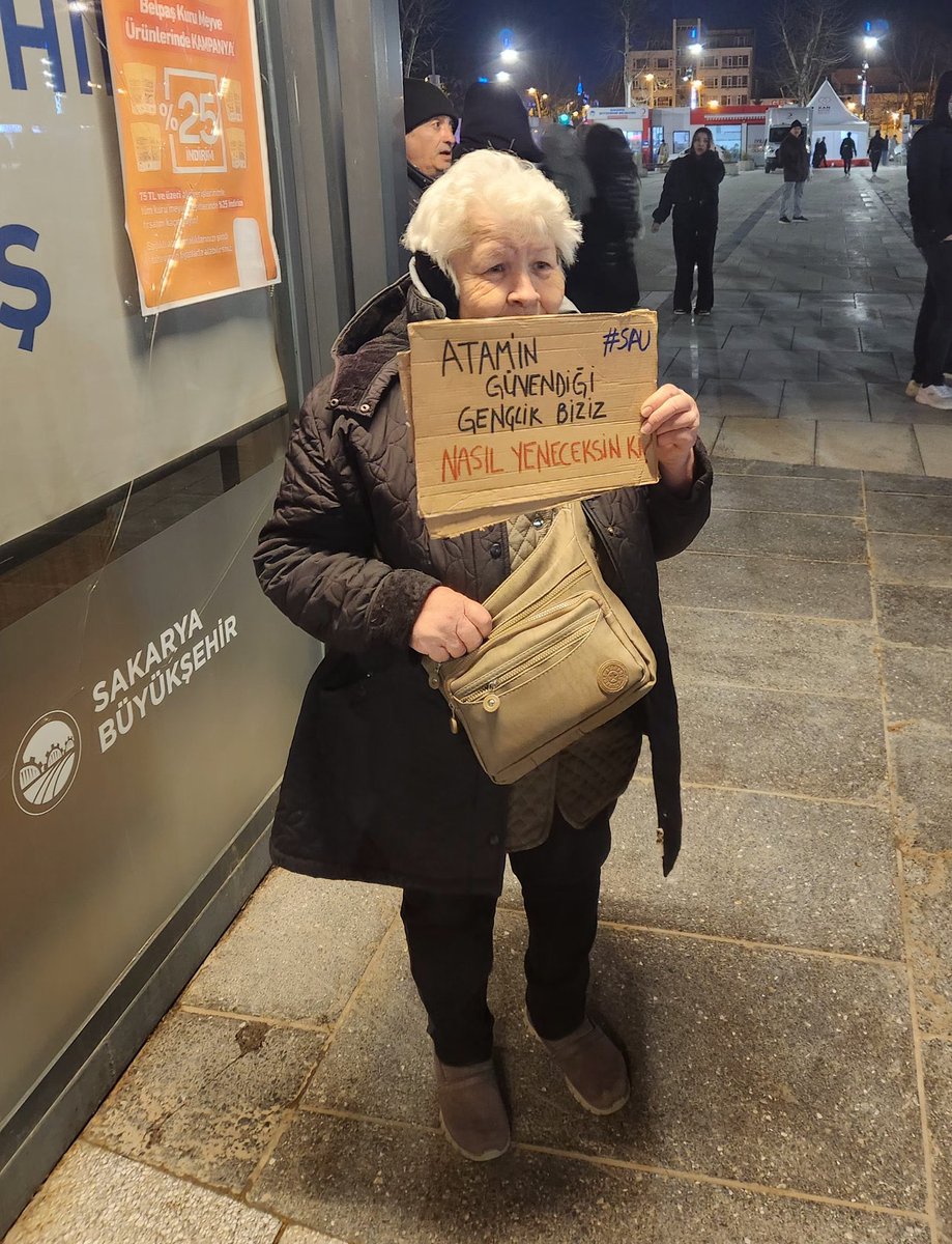 Sakarya'da yaşlı bir teyzenin açtığı pankart:

"Ata'mın güvendiği gençlik biziz, nasıl yeneceksin ki?"