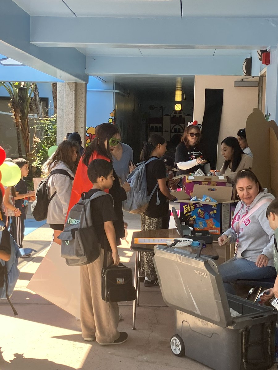 MariaPreci17531's tweet image. An amazing way to end the week and an excellent send off to Spring Break. Thank you Ms. Martha and all our volunteers for coming out to support our Book Fair event. @sbusd_news #sbusddreambuilders #pencepenguins @Supt_SBUSD