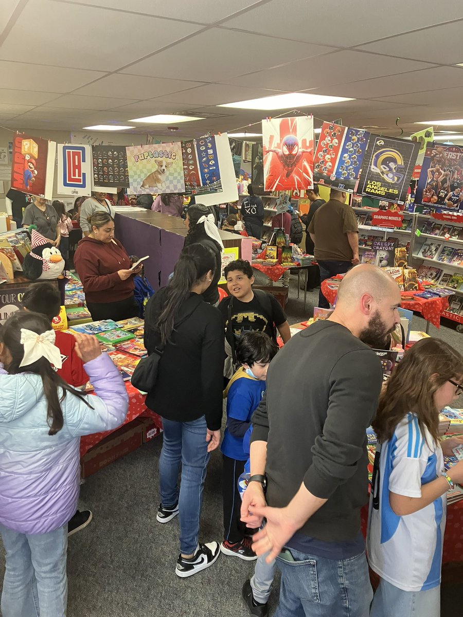 MariaPreci17531's tweet image. An amazing way to end the week and an excellent send off to Spring Break. Thank you Ms. Martha and all our volunteers for coming out to support our Book Fair event. @sbusd_news #sbusddreambuilders #pencepenguins @Supt_SBUSD