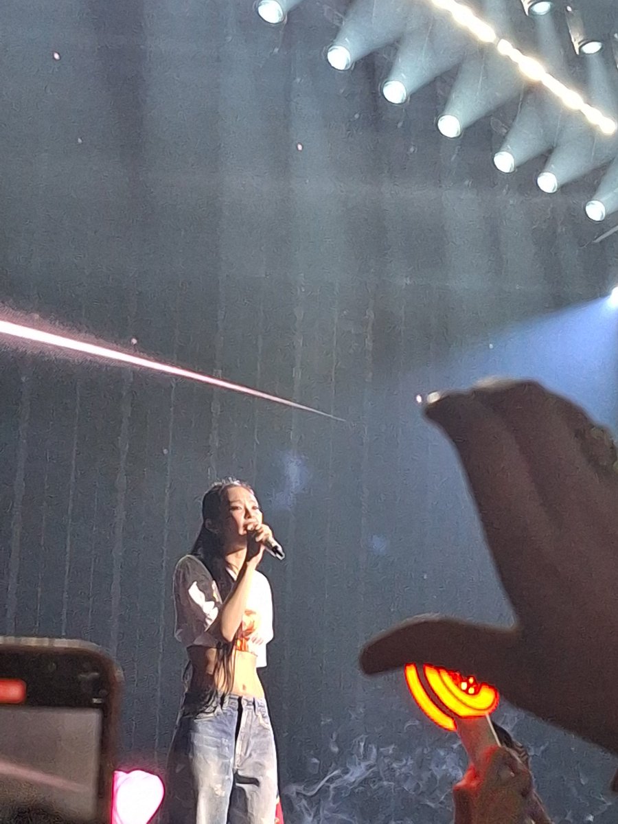 elsy__'s tweet image. JENNIE #RubyExperienceParis