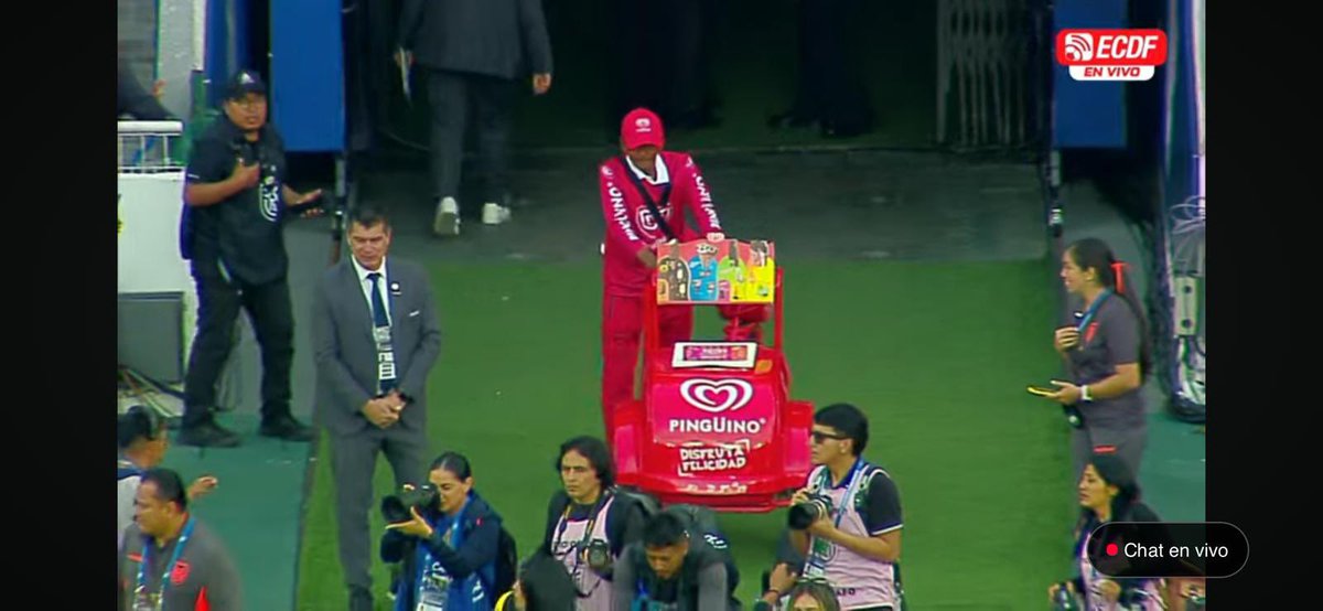 paurimassa's tweet image. Lo más bonito que ví hoy🥹 Don guerrero, quien lleva años vendiendo helados en la calle, hoy hizo su gran debut🥹 #EcuadorVenezuela #pinguino