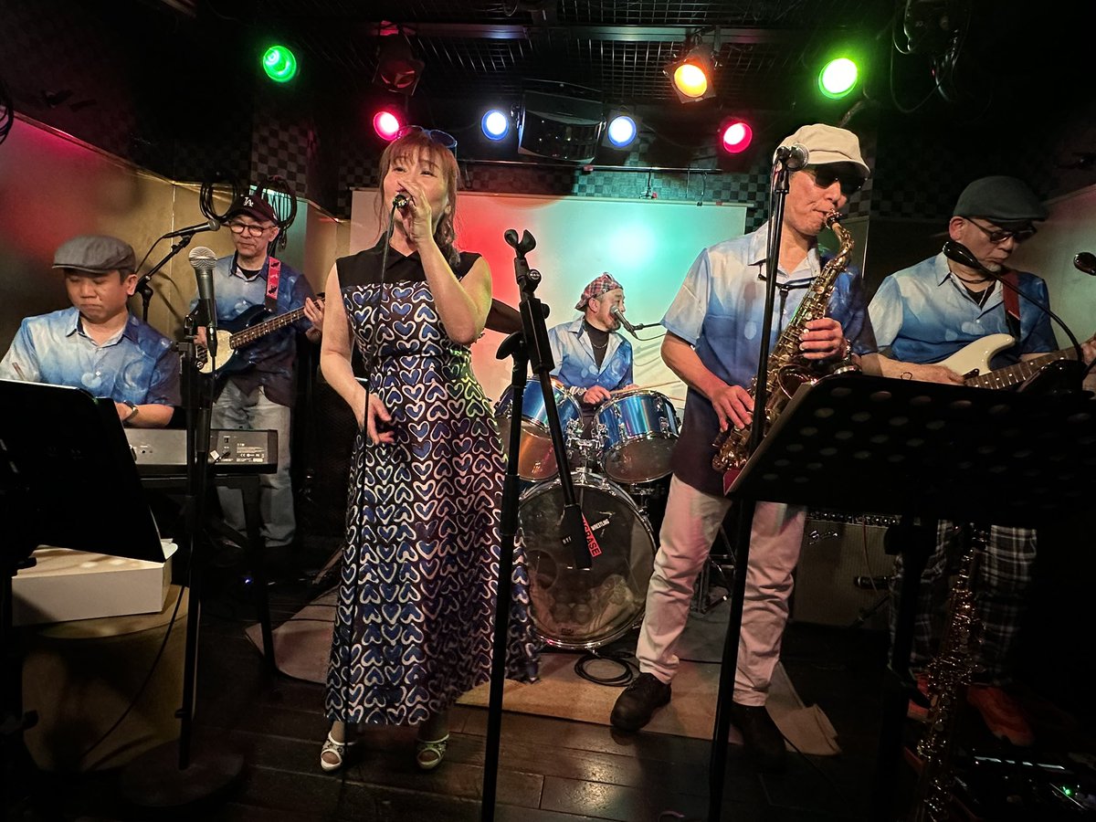 n_pro_spectator's tweet photo. 昨日は、#リーフルーム豪徳寺 で知り合った（もう何年前だ？）、音楽仲間の #NORIN さんのバースデーで、NORIN's❤️のワンマンライブだった。#赤坂 #カンティーナ に初めて行った。
盛り上がって…楽しかったよ！ https://t.co/uCUAUqG7cW