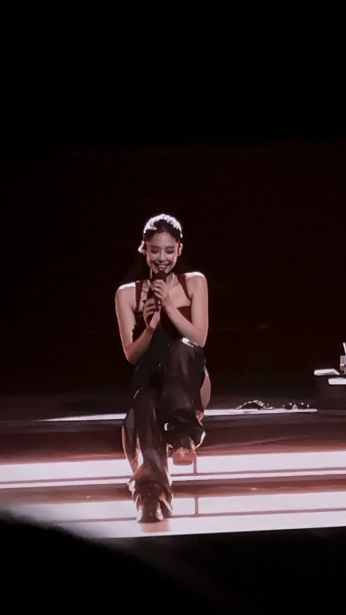 foreverpinks_'s tweet image. I LOVE HER SO MUCH ❤️

#JENNIE #JENNIEinParis #rubyexperience