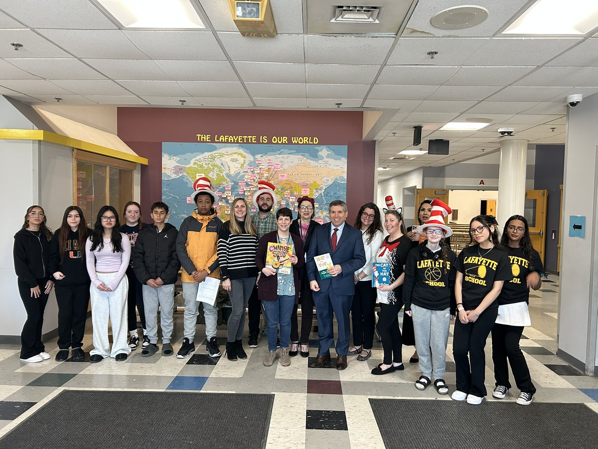 SalDiDomenico's tweet image. One of my favorite times of the year is #readacrossamericaweek and I had a great time reading Hop on Pop to a great group of 1st graders at the Lafayette School in Everett.