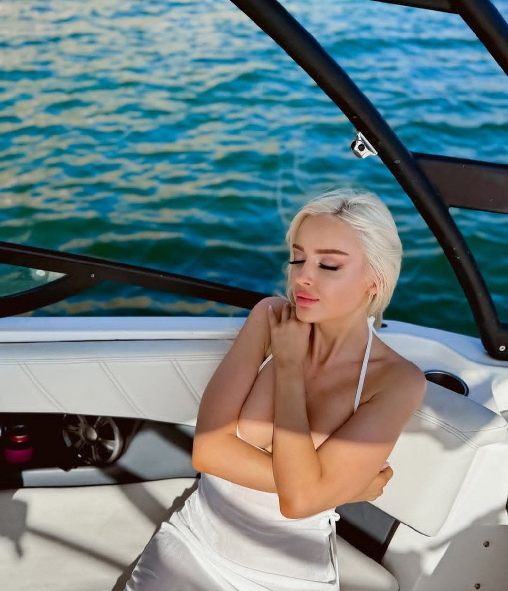 graci5877's tweet image. I'm available