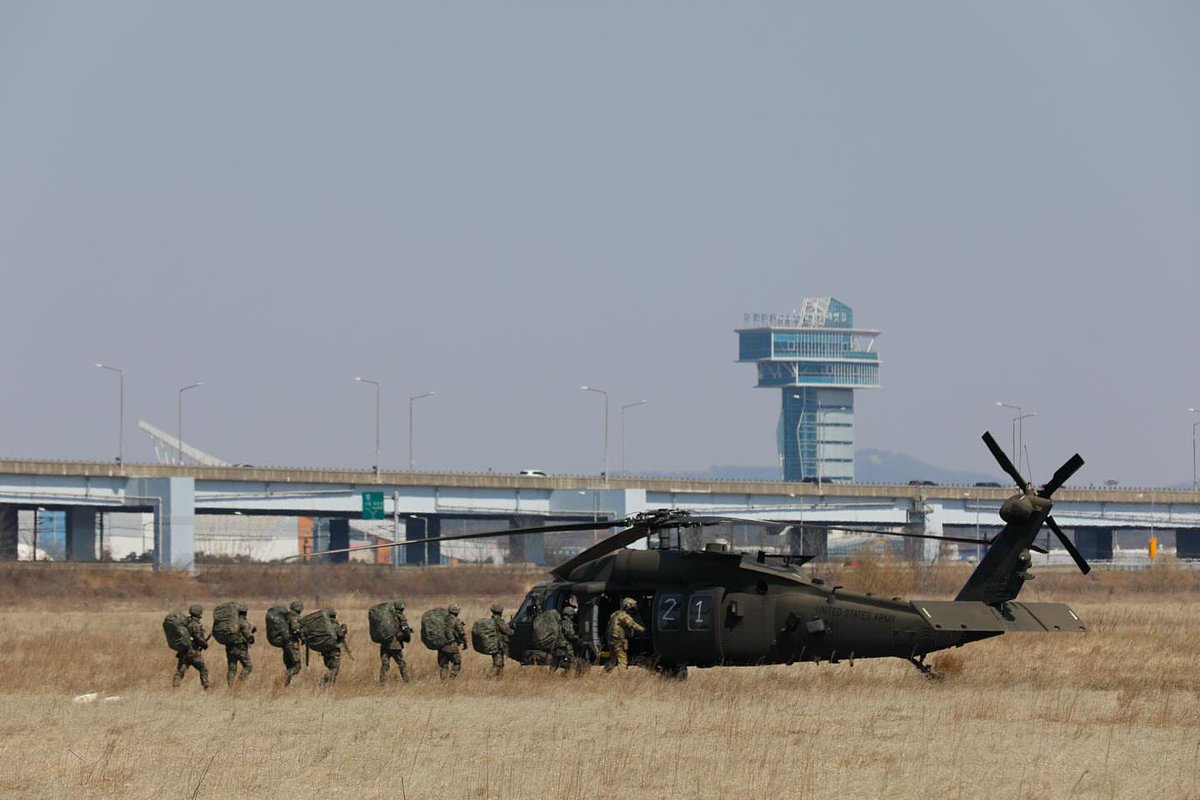 USARPAC's tweet photo. @usarmy soldiers from the 3-2 General Support Aviation Battalion partnered with @army_rok from the 17th Infantry Division for air operations during Freedom Shield 25 in Paju, South Korea, on March 19, 2025. 

#2IDRUCD #FreedomShield25 #Generate #Training https://t.co/OcAQmKYNVF