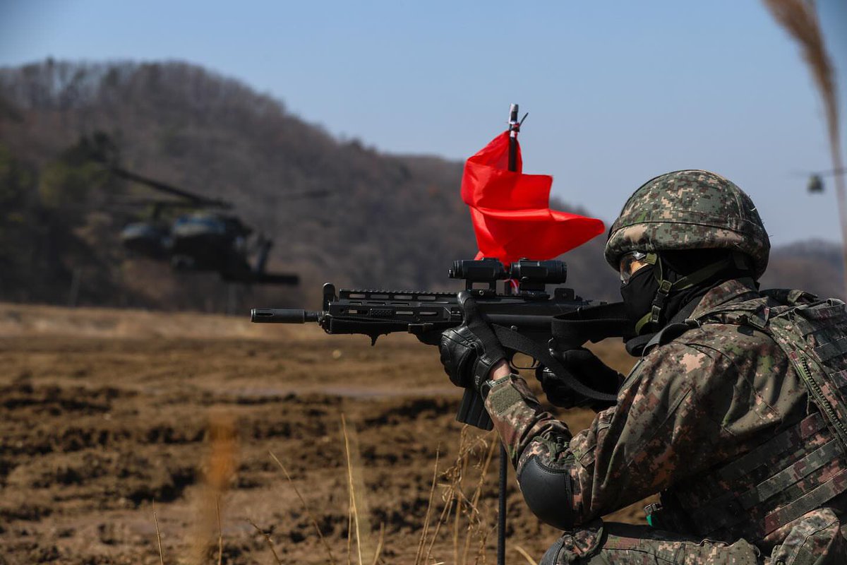 USARPAC's tweet photo. @usarmy soldiers from the 3-2 General Support Aviation Battalion partnered with @army_rok from the 17th Infantry Division for air operations during Freedom Shield 25 in Paju, South Korea, on March 19, 2025. 

#2IDRUCD #FreedomShield25 #Generate #Training https://t.co/OcAQmKYNVF