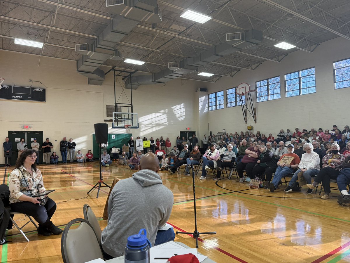 VoteGloriaJ's tweet image. Hundreds of Knoxvillians gathered for a Congressional Recess Town Hall. No Congressman though, here at Deane Hill Rec Center. @wbir @6News @wvlt @knoxnews 
#DoYourJob
