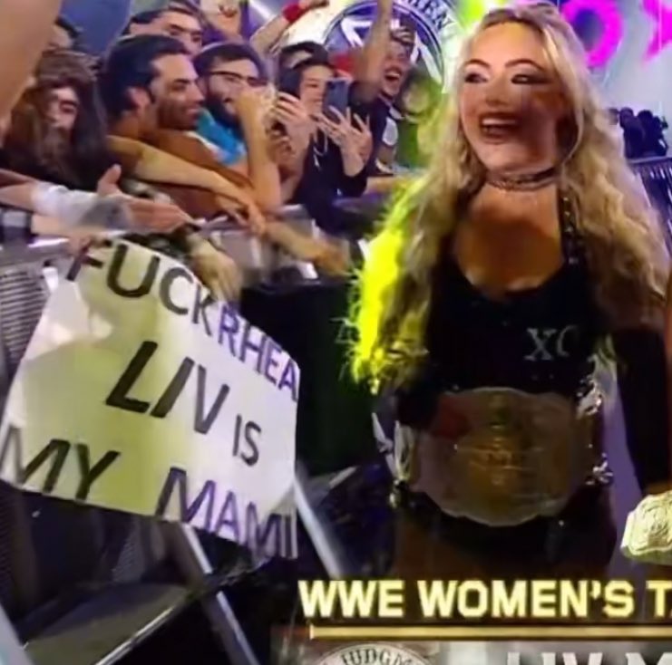 LIV4B_'s tweet photo. Livin’ la dolce vita! 🇮🇹✨#SmackDown  #MonaLIVa https://t.co/c8VqyEDMkl