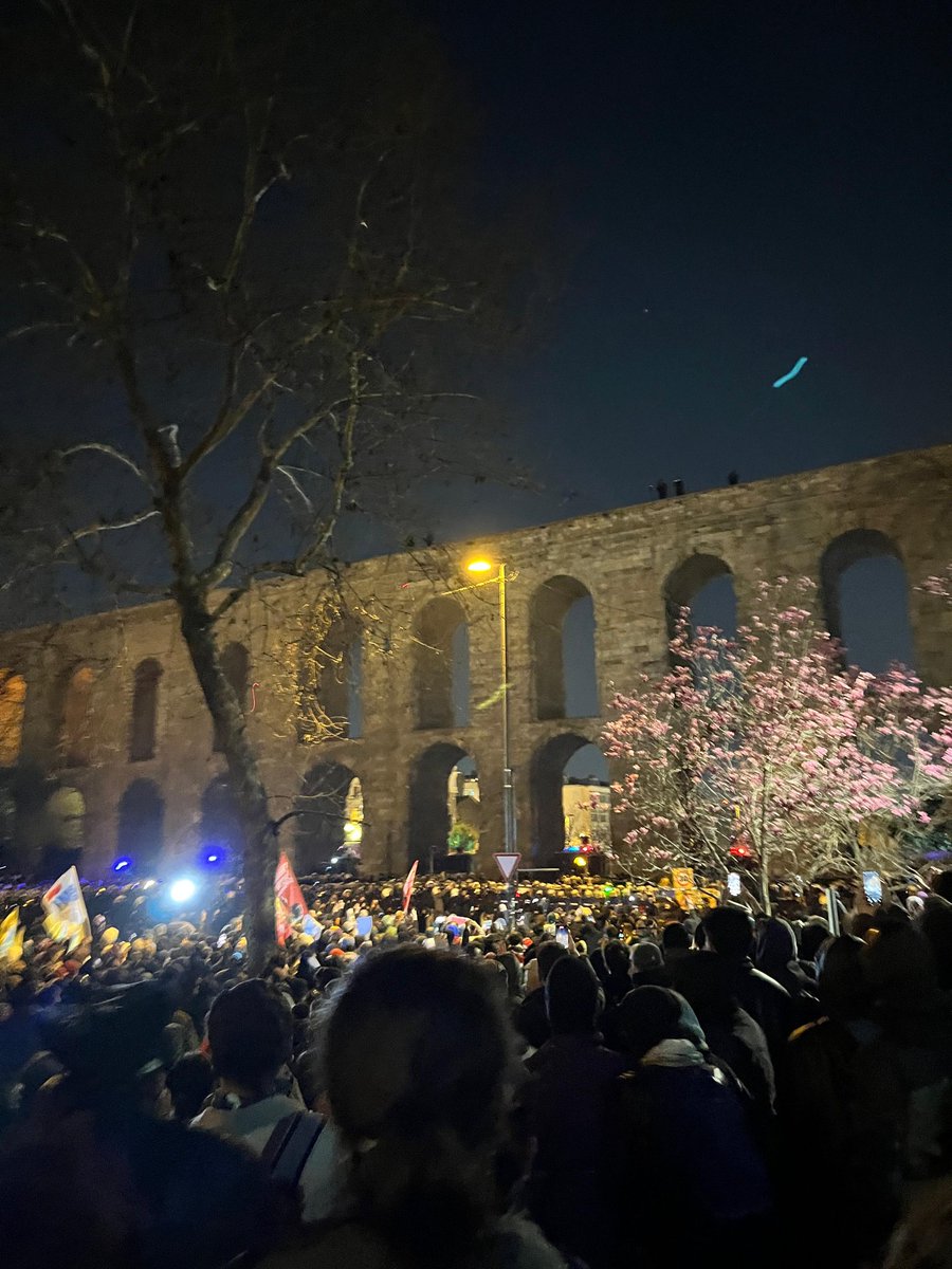 AntikptlstM2023's tweet photo. Tüm hukuksuzluklara karşı, gasp edilen haklarımız için, faşizme karşı omuz omuzayız. Ya hep beraber ya hiçbirimiz! 
#sarachanedeyiz https://t.co/fKzoCpemXv
