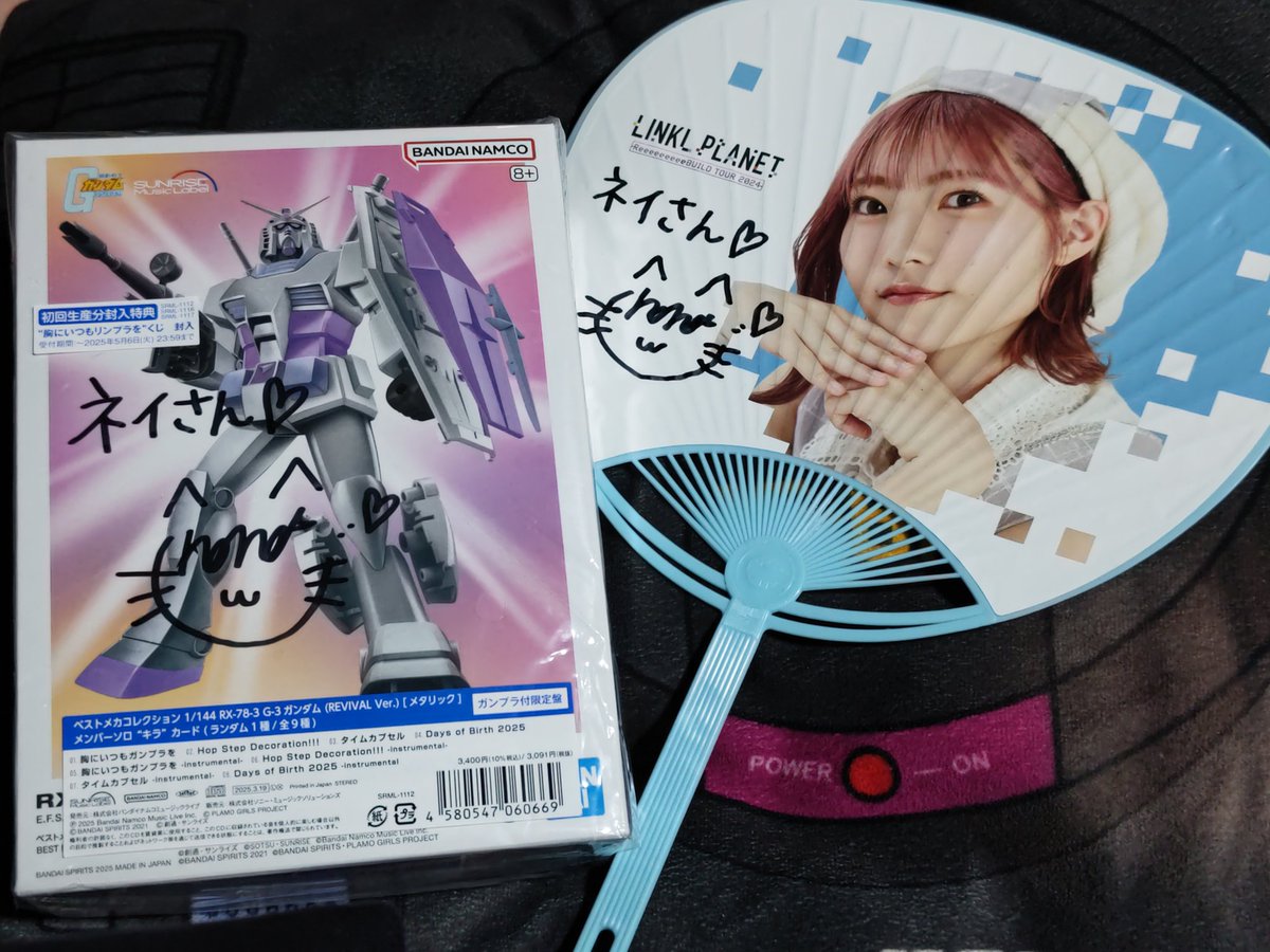 NeIwithSKE48's tweet image. もはや弾丸強行は恒例行事となりました(笑)
3/21汐留シオサイトにて行われた｢LINKLPLNET｣さんの新曲リリースイベントに参戦です。毎度の集合写真&amp;amp;今回は私物にサインも。
#LINKLPLNET #胸にいつもガンプラを #リンプラ #みやなな #なな民s #宮﨑菜々