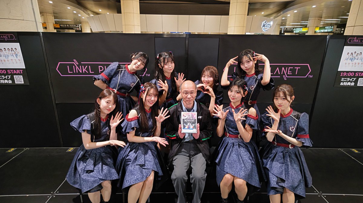 NeIwithSKE48's tweet image. もはや弾丸強行は恒例行事となりました(笑)
3/21汐留シオサイトにて行われた｢LINKLPLNET｣さんの新曲リリースイベントに参戦です。毎度の集合写真&amp;amp;今回は私物にサインも。
#LINKLPLNET #胸にいつもガンプラを #リンプラ #みやなな #なな民s #宮﨑菜々