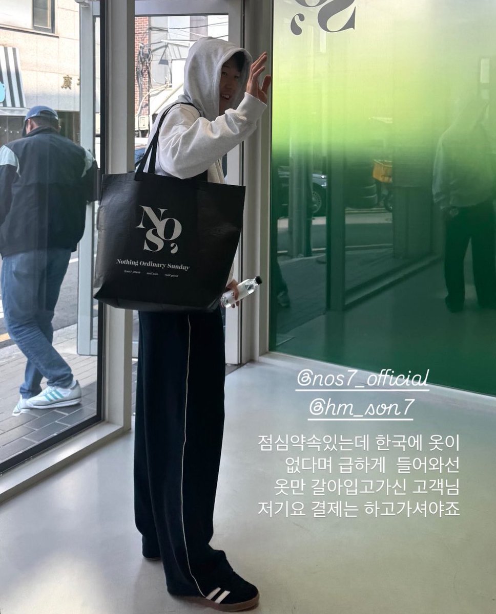 librarygreenie's tweet photo. so there was nothing in that birkin bagโฆacc to his aunt he had a lunch appointment (turned out to be with his niece & nephew) but didnโt have clothes in korea so he quickly went to nos7 took some clothes wore them on the spot & didnโt pay ๐ https://t.co/k3792xV797