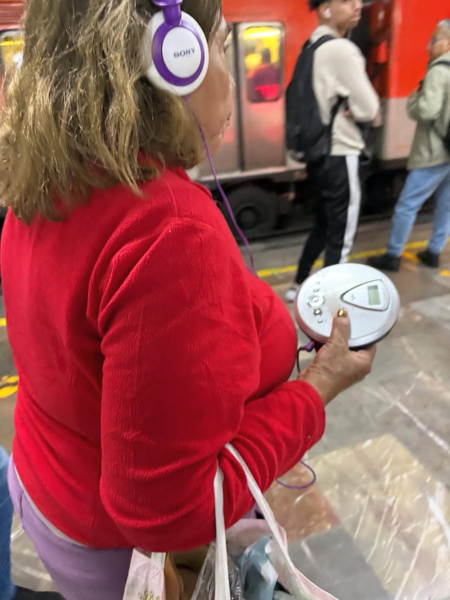 nomadaxz's tweet image. Hoy me encontré a esta señora en el metro con su Disk-MAN