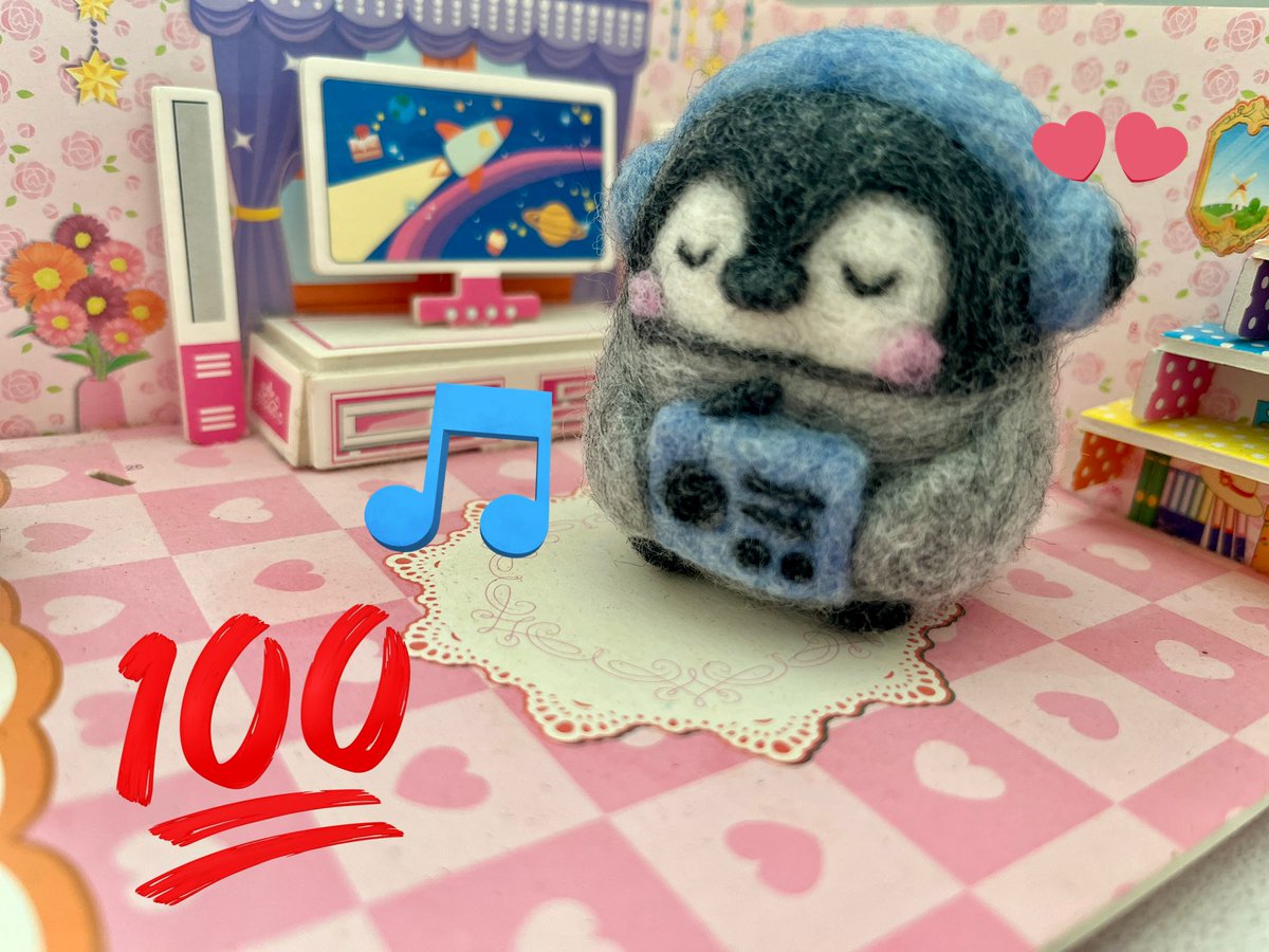 YouMouSan's tweet photo. ラジオ放送100周年
放送記念日もラジオを楽しむペンギン https://t.co/WmJKMvYXlg