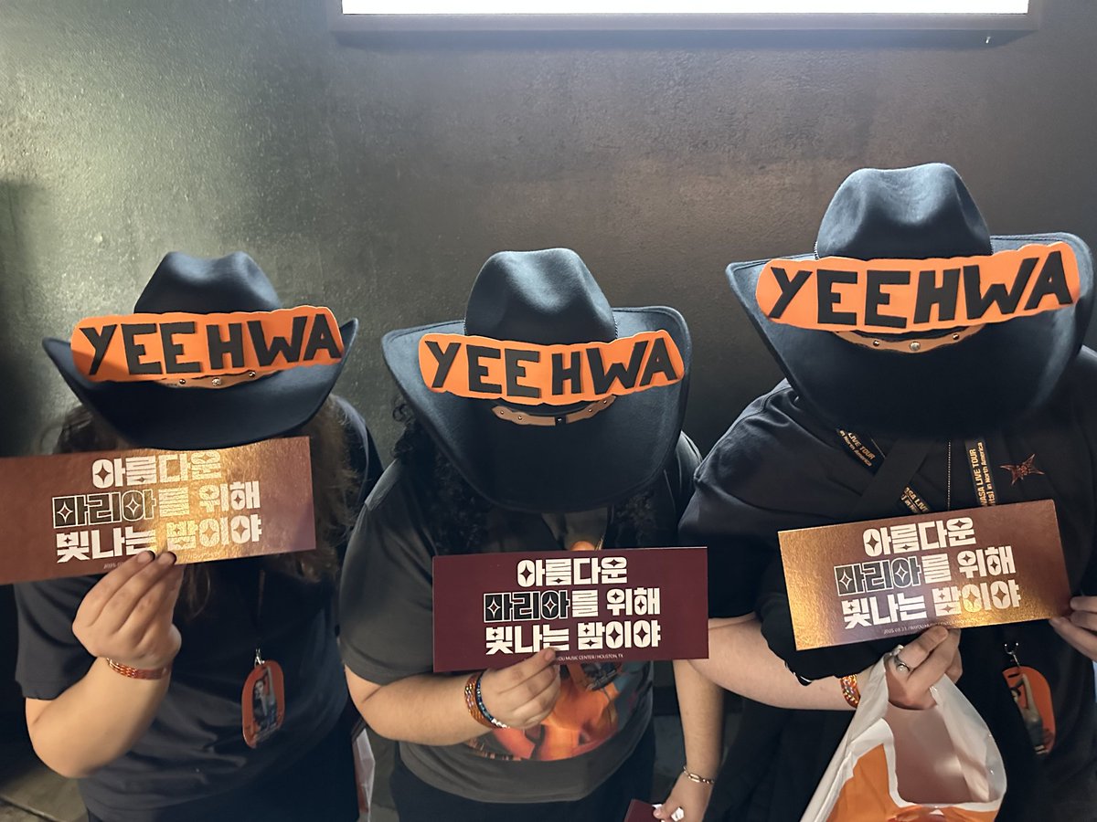 us_mamamoo's tweet photo. 🤠 Houston Moos &amp; Twits, are you ready for Hwasa?! Look out for one of the YEEHWA Ladies™ for your banner for tonight's event! 😆

#화사 #HWASA
#HWASA_Twits_NA
#MAMAMOO #마마무
#Twits #멍청이 https://t.co/F8lnbl7b5e