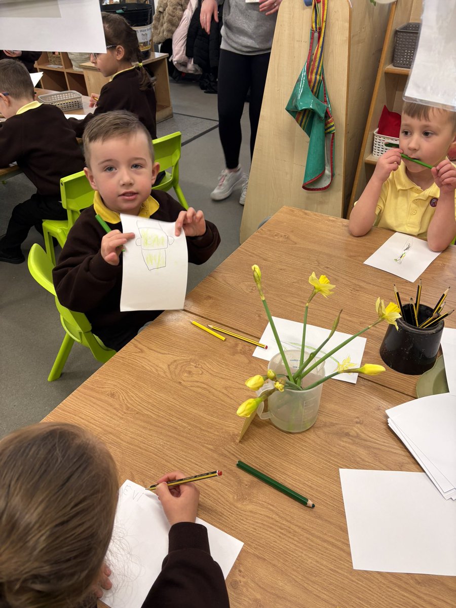 EastfieldPSHull's tweet image. We’ve been exploring signs of spring in EYFS! This week the children have enjoyed creating their own artwork - drawing the spring flowers daffodils. 🌼 #epsFRL #epsart #epsscience