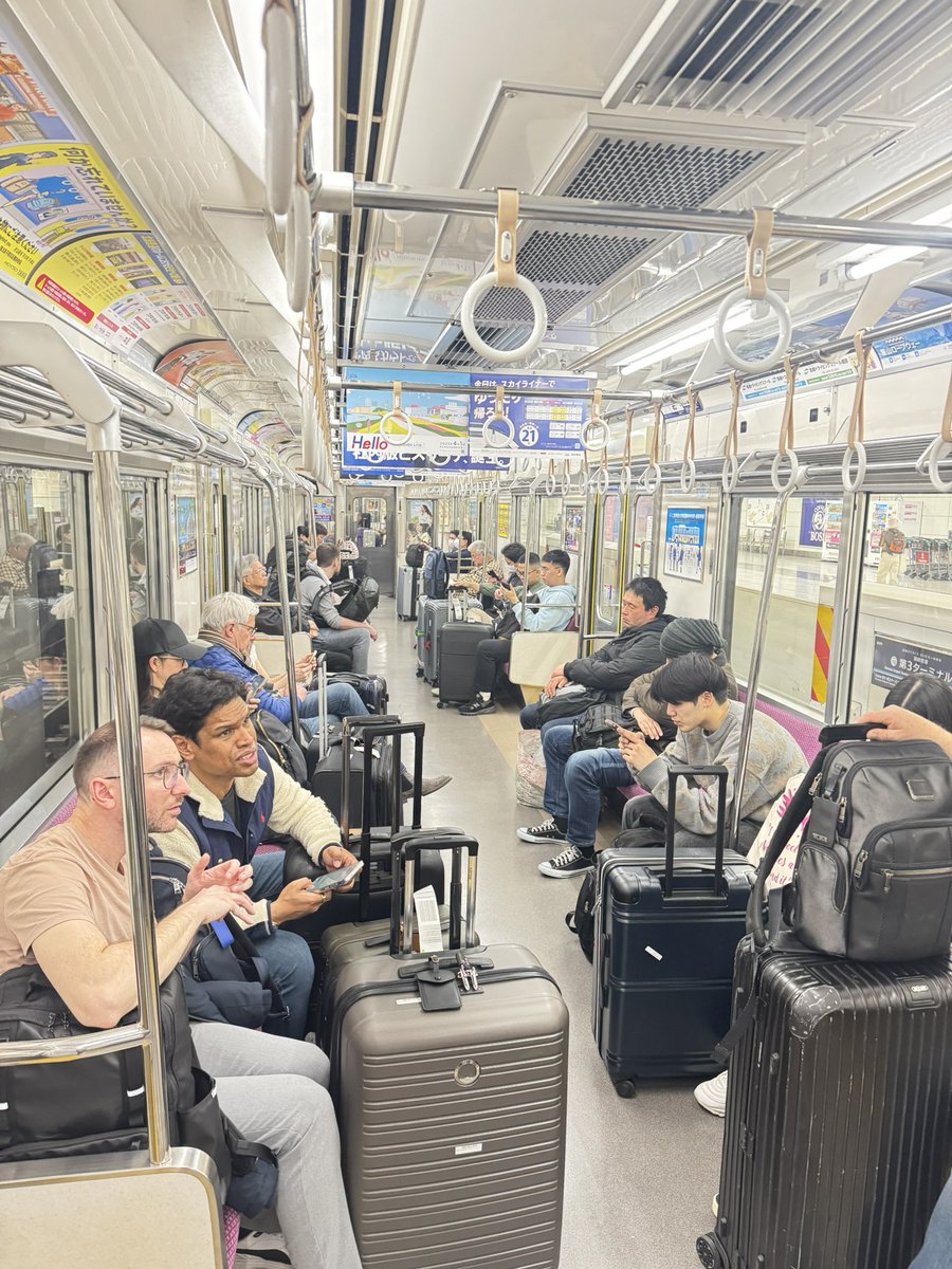 1年ぶりに日本に到着🇯🇵
羽田空港から電車乗ったらほぼ日本人ゼロ😅
これが今の日本？