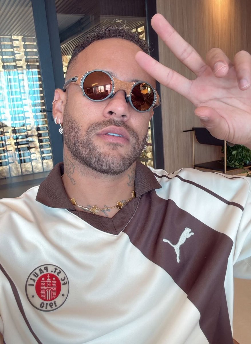 🇧🇷Neymar publicó una foto con la camiseta del equipo alemán St Pauli, conocido en el mundo por su posición antifascista.