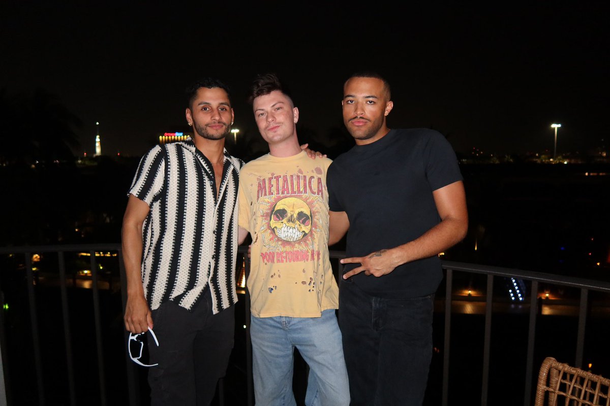 HolderJalen's tweet image. ✌️ is all I know