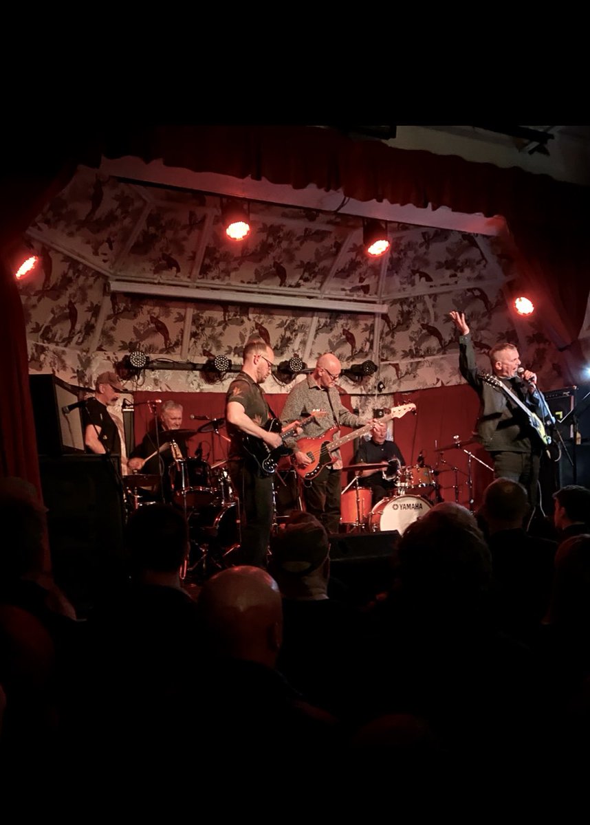 BerylBattersby's tweet image. Blistering support by @dejavegaband tonight @DeafInstitute for the mean moody and magnificent @fallcontinuum makes you wonder why everyone doesn’t have 3 drummers @simonWolstencr1 @Stephenhanley6 @hanleyPa @MartinBramah @fallcontinuum