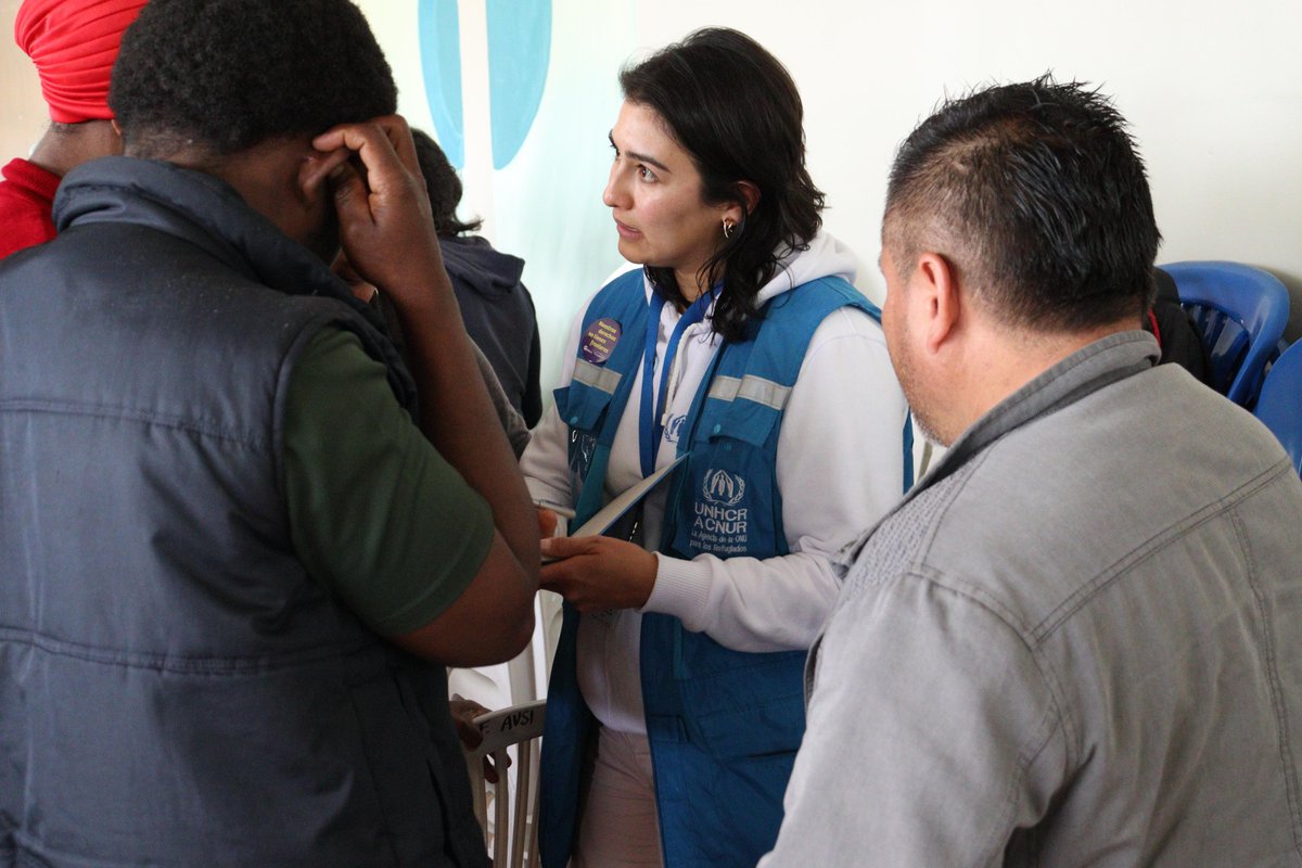 ACNUREcuador's tweet photo. 📍 En La Argelia, #Quito compartimos información clave sobre acceso al sistema de salud público con personas refugiadas y de la comunidad de acogida. 

También reforzamos la información sobre la solicitud de condición de refugiado en Ecuador. 💙 https://t.co/yFN0UKmv61