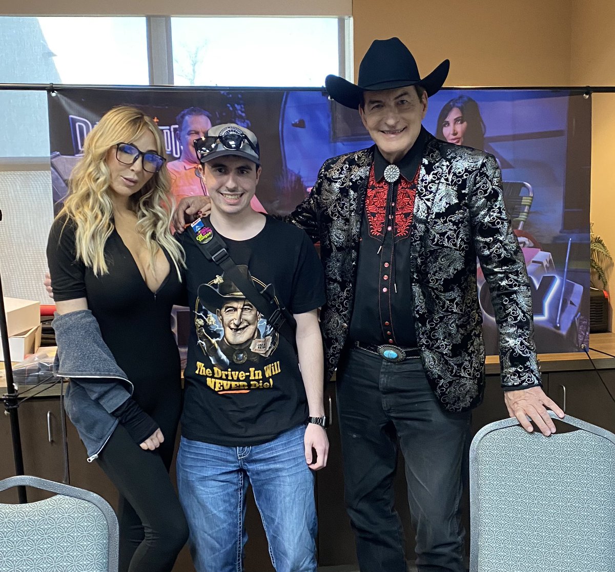 BatQuinn5801's tweet image. Hey everybody, have you heard the news? After patiently waiting for five years, I finally got to meet @therealjoebob and @kinky_horror at @Cultclassiccon. They're just as awesome as I imagined them to be. Also, Diana gives the best hugs.