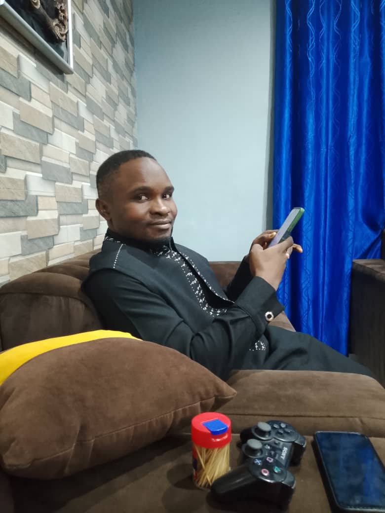 Rendre grâce à quelqu'un veut dire le remercier, reconnaître ses bienfaits. Rendre grâce à Dieu, c'est reconnaître ses dons dans notre vie, son œuvre quotidienne de salut pour nous ou pour les autres.