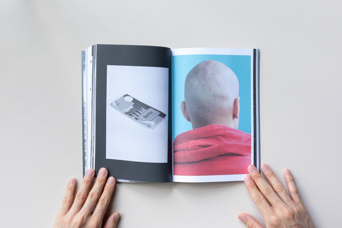 タイ人写真家、アルバ・ザリによる写真集。

25歳の時、ザリは兄弟から二人には同じタイ人の血が流れていないことを知らされた。その後2年間、家族の繊細なバランスを崩してしまうのではないかという懸念から、その事実に対してどうするべきか判断ができなかったが→
iack.online/products/the-y…