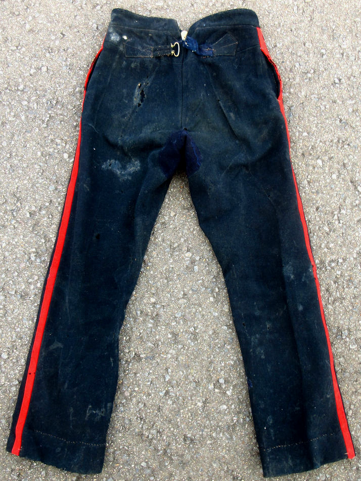 日本陸軍の明治十九年制の下士官兵用の軍袴です。
明治二十九年に編成された
歩兵第二十九連隊が同年に製造したものであることが官給印から分かります。