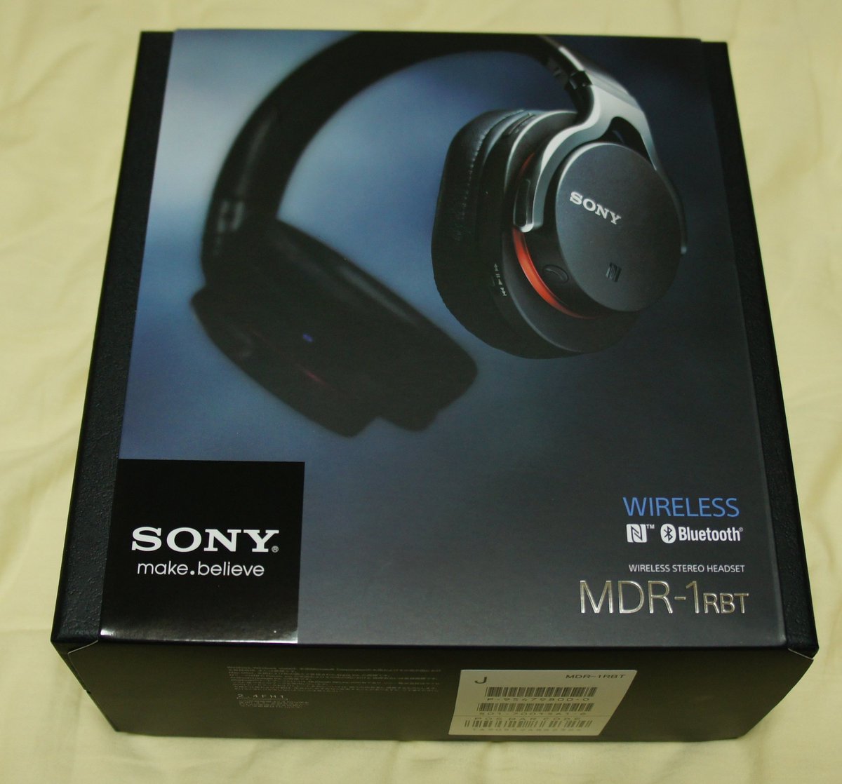 coma4690's tweet photo. MDR- #CD900ST はソニー＆SME共同開発ですがこちらも協業、MDR-1 series。2012年10月27日発売。3機種のうち、選んだのはWirelessのMDR-1RBT。これを機に有線卒業⋯のはずがまさか今また有線に舞い戻るとは💦ただ、気軽な鑑賞にはこのRED RINGとガンメタアームが美しい #MDR1RBT と #Xperia で。 https://t.co/FXjAQPPk2L
