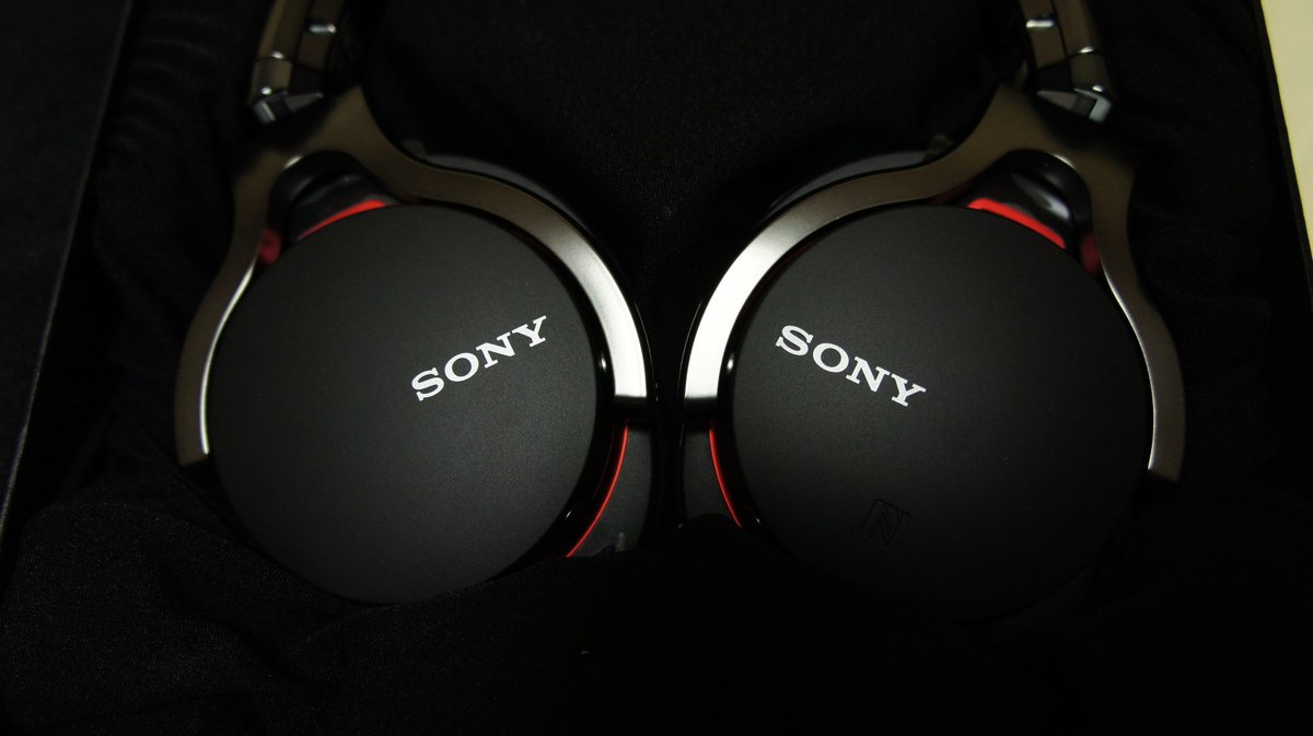 coma4690's tweet photo. MDR- #CD900ST はソニー＆SME共同開発ですがこちらも協業、MDR-1 series。2012年10月27日発売。3機種のうち、選んだのはWirelessのMDR-1RBT。これを機に有線卒業⋯のはずがまさか今また有線に舞い戻るとは💦ただ、気軽な鑑賞にはこのRED RINGとガンメタアームが美しい #MDR1RBT と #Xperia で。 https://t.co/FXjAQPPk2L