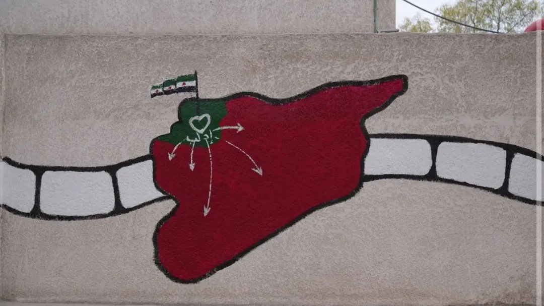 syrianvibes's tweet photo. جداريات رُسمت على إحدى جدران مدارس مدينة داريـا https://t.co/mnSAXh45AL