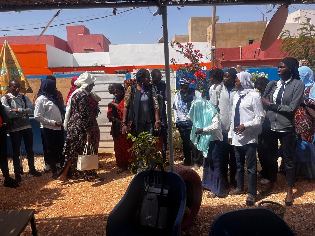 sunuLAB1's tweet image. Sunu’Lab :  
🌱 Clôture de notre formation théorique en maraîchage !

 Félicitations à tous pour votre engagement ! 👏  

🔜 Place à la pratique bientôt  ! 

📩 Pour toute information, n’hésitez pas à nous contacter.  

Merci à tous et excellent week-end ! ☀️  

#SunuLab #