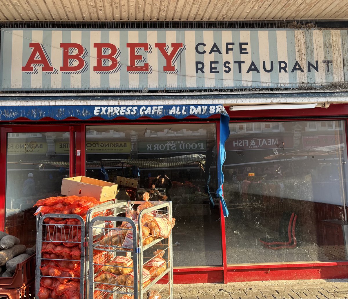 joannaofottawa's tweet image. Gorgeous hand lettering in Barking. 

#handpaintedsigns #signage #handlettering #barking #sunshine #london