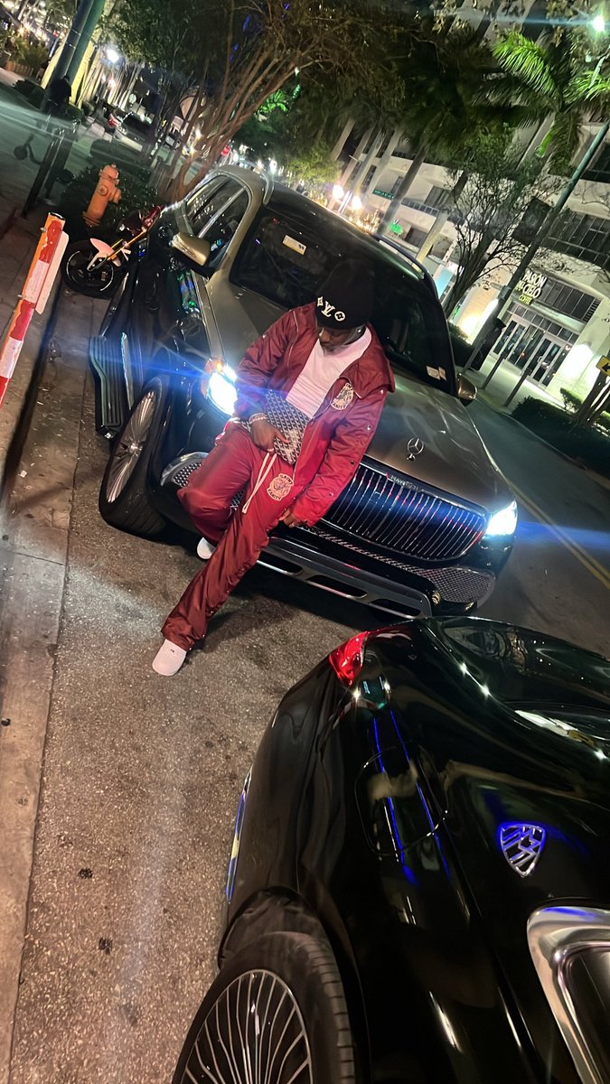 1snite's tweet photo. Through these Maybach curtains I see how life has changed 🦅💲💲 https://t.co/8VNpgFZzJt
