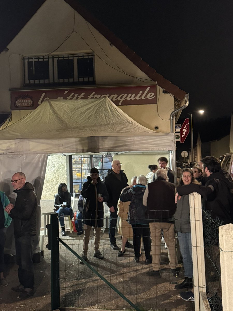BuralistesRouen's tweet photo. Il faut sauver le dernier tabac de #Cléon  ! Enorme  soirée de soutien  pour Étienne et Natacha Catelain en difficulté  financière  après  6 mois de travaux  @MetropoleRouenN  dans la rue du #bartabac  / @alma_dufour députée était présente pour soutenir @LesBuralistes https://t.co/9SLYrweuI6