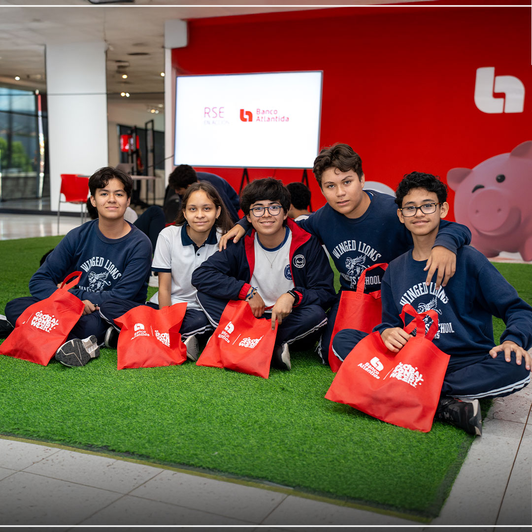 bancatlan's tweet photo. 🎉 ¡Así vivimos y cerramos la 13ª edición de #GlobalMoneyWeek! 

Durante tres días, más de 300 estudiantes de @ihcihn, #HillcrestSchool y @Macrisschool vivieron una experiencia llena de aprendizaje y diversión. A través de juegos y actividades interactivas. https://t.co/2EPlBlMN8J