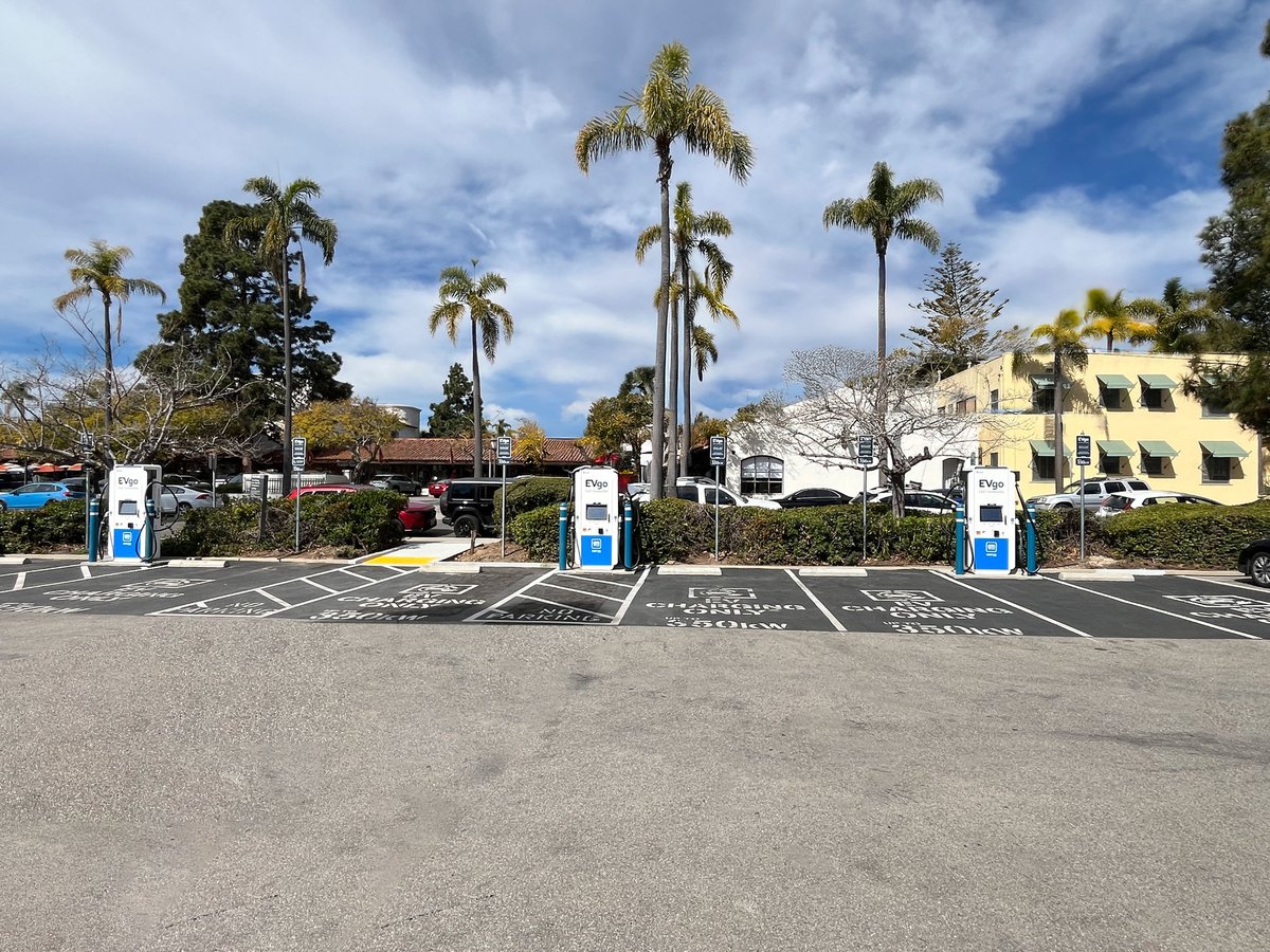 New EVgo fast charging station now open at Chase Bank in Santa Barbara in collaboration with GM! Located at 1302 State St, this site features 6 stalls with 350 kW fast chargers—perfect for powering up while you stop by the bank.