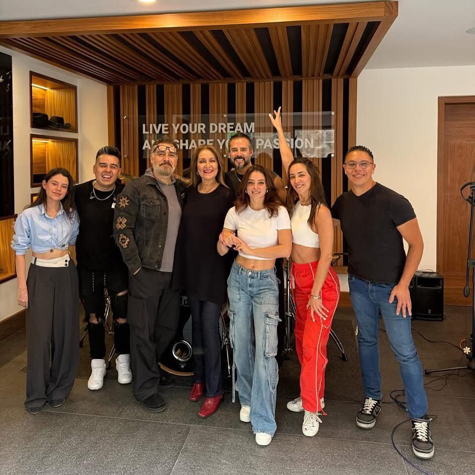 Precioso y maravilloso equipo👍🏻y todos BACK STAGE✨  #DanielaRomo #Ensayo #Koktel #LizyMartinez #JoséRon #México #parati
