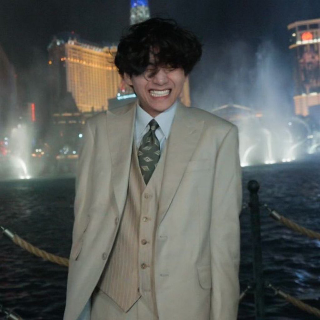 Taehyungimpact's tweet photo. 2022                                              2025 https://t.co/emmkexTU9V