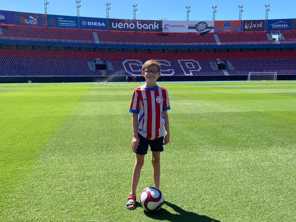 Micaela, 8 años, hija de paraguayos en España. Sufrió accidente en 2023, estuvo clínicamente muerta 20 min, reanimada, tras meses de hospitalización se estabilizó gracias a la reanimación de los paramédicos.