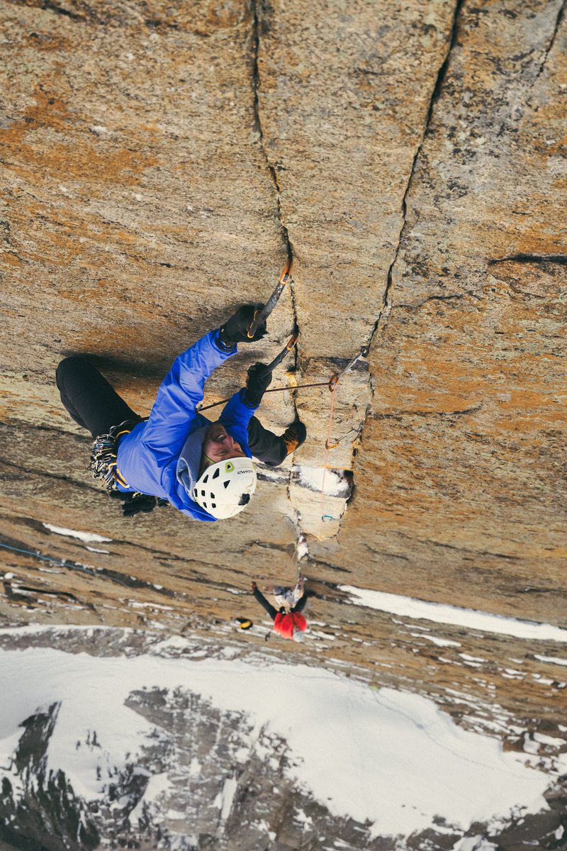 Jesse Huey, Matt Segal and Quentin Roberts recently completed a winter, mixed-style free ascent of D7 on the Diamond of Longs Peak (Neniisoteyou'u, 14,255'). They used ice axes to dry tool the thin cracks of the 5.11+ route but they did not use crampons.

alpinist.com/newswire/a-mix…