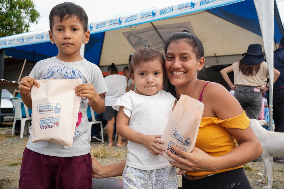 📍 Daule | Seguimos brindando asistencia a las familias de la parroquia Magro con acciones que garantizan su bienestar. 🩺

👩‍⚕️ Desplegamos nuestras brigadas médicas para brindar atención y medicinas preventivas a niños, adultos y adultos mayores, quienes, tras el colapso del