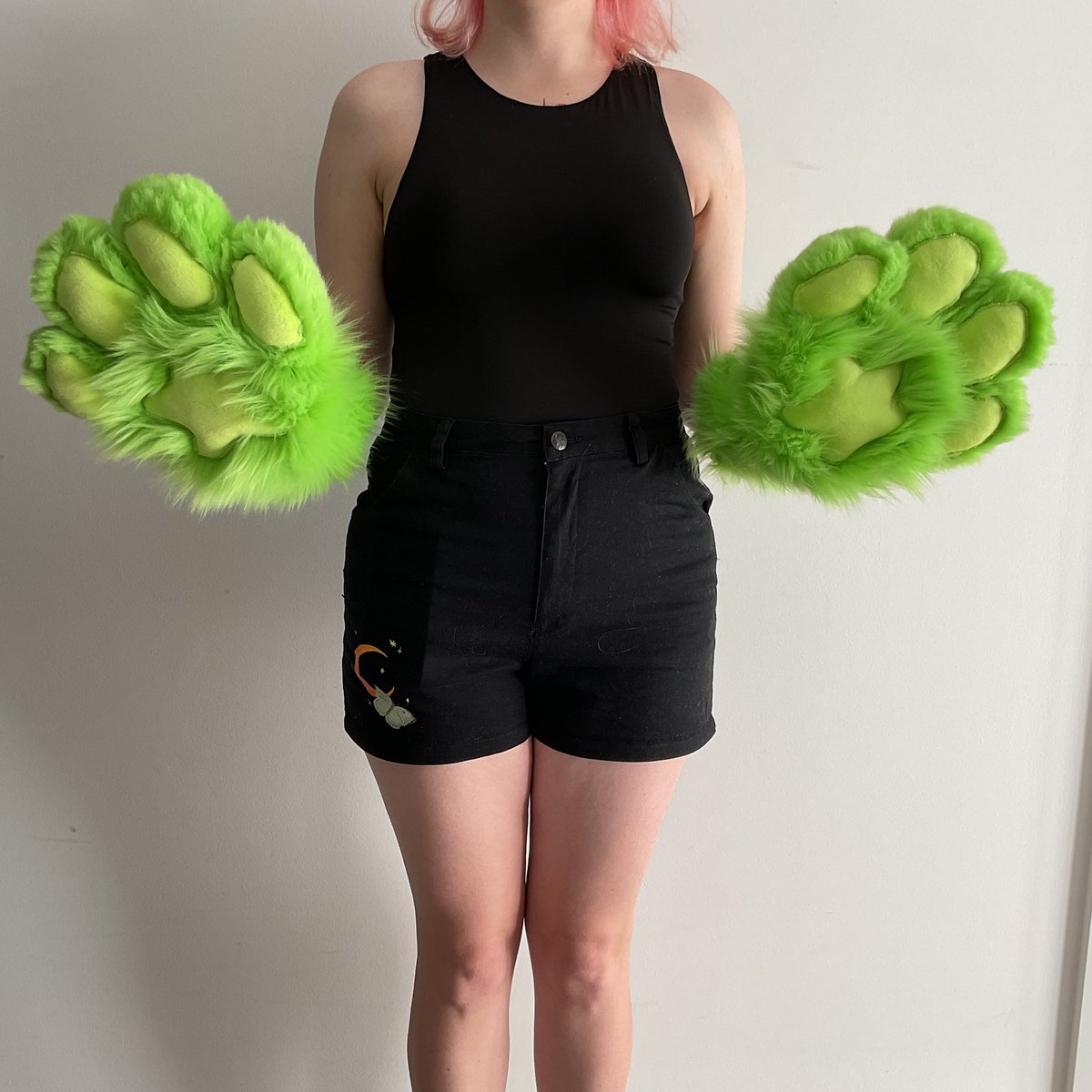 Kh0well's tweet photo. Finished my first set of #fursuitpaws. These are fully lined and cuffed!

@not_dysfunk will be getting these real soon! Slay!!!
#fursuit #paws https://t.co/YBP2YTAPK1