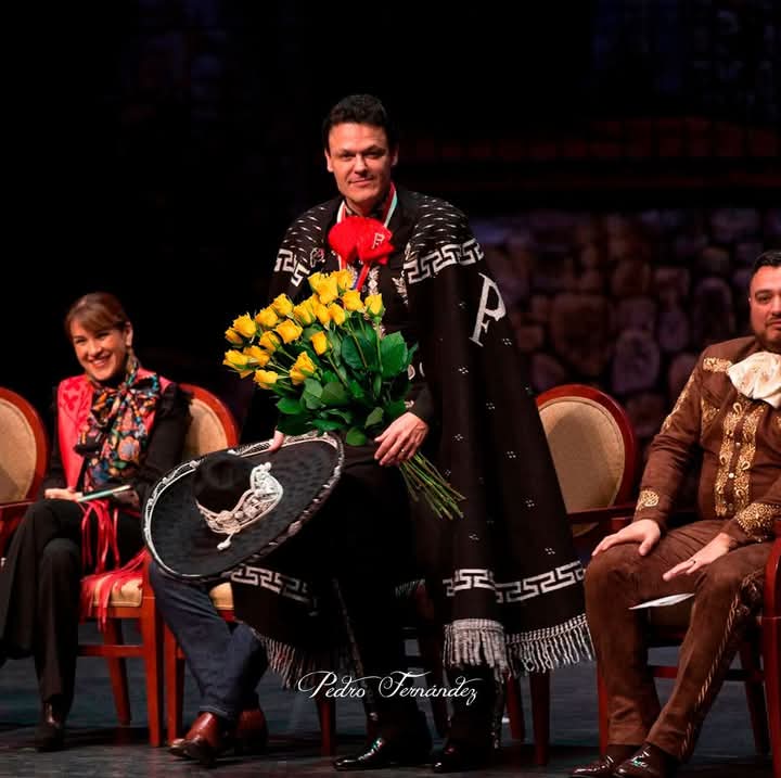 Buenas Noches. Chicas Aqui les Dejo  Sus Flores Amarillas  Con Mucho Cariño   <a href="/pedro_fer/">Pedro Fernández</a>